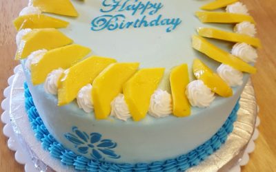 Vanilla cake with fresh mango curd